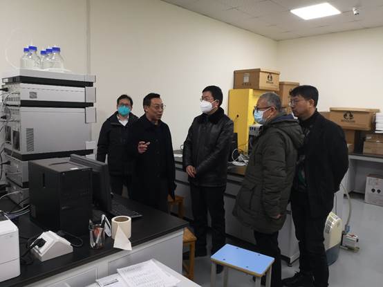 一群人站在厨房里 描述已自动生成